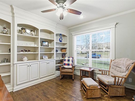 5th image of 401 SE Hackamore Ct