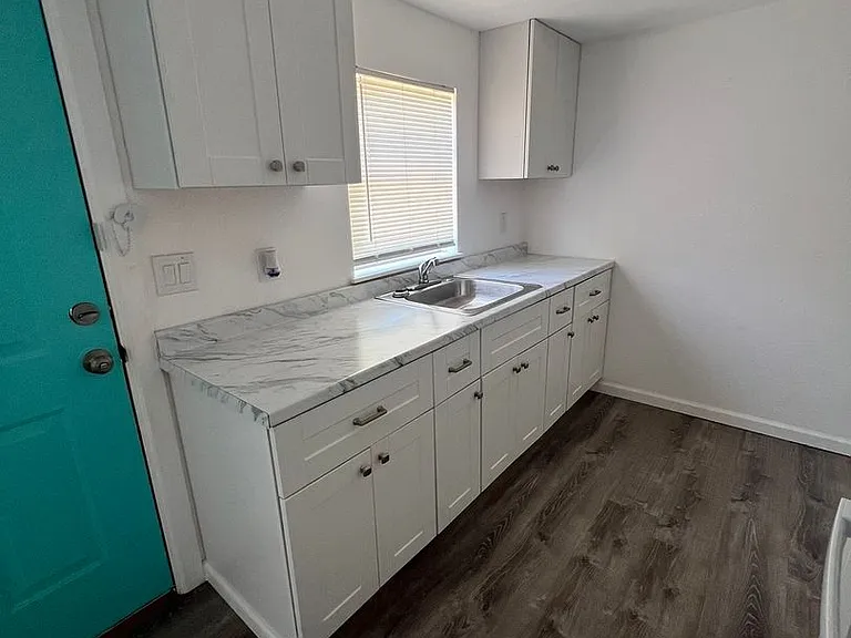405 Thornton — Photo 3