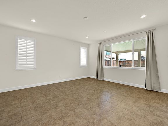 4th image of 519 Sitka Dr