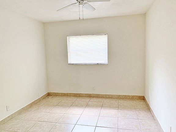 4th image of 100 SW 10th St APT 202