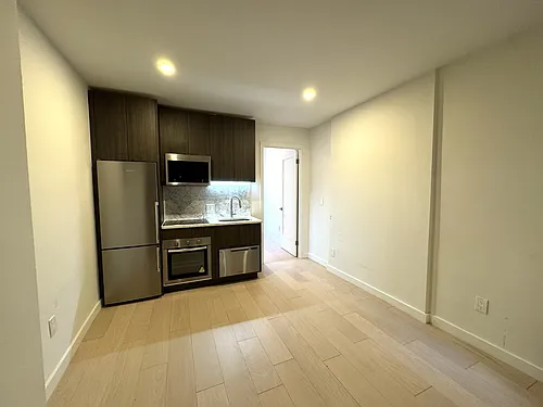 225 E 25th St #4D Photo 1