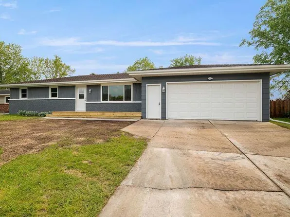 1401 Hubbard CIRCLE, Manitowoc, WI 54220