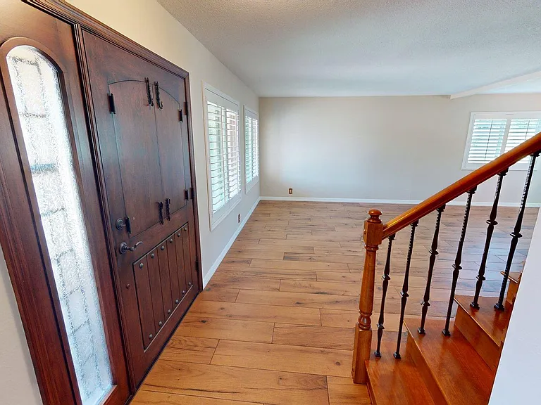 2431 Deerfield Ct — Photo 2