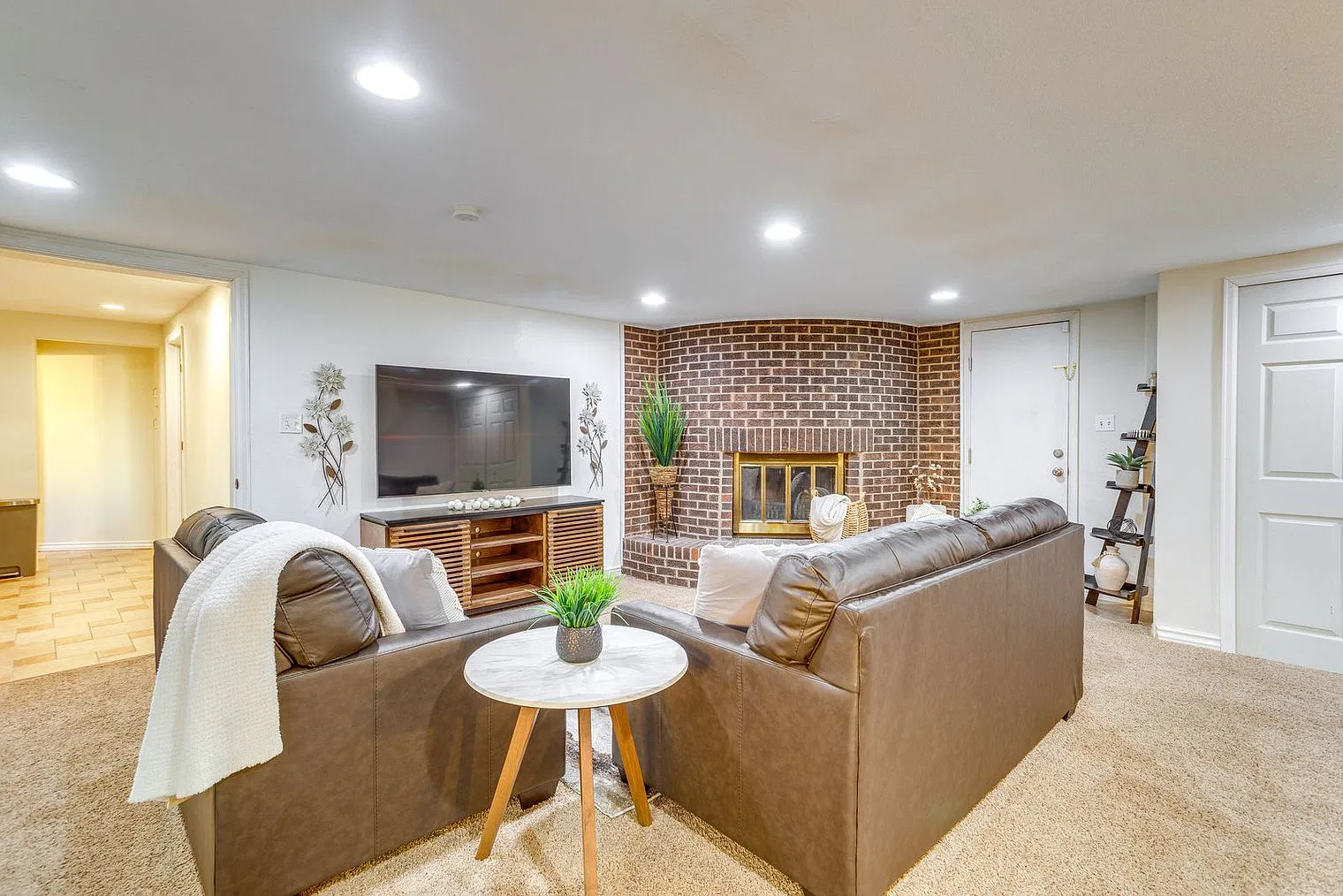 1 bed, 1.0 bath, 990 sqft, $2,741 — Photo 2