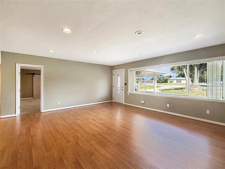 117 E Lake Roy Dr SE — Photo 4