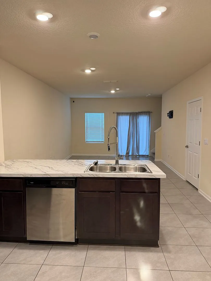 Spacious 2-Bedroom Townhome Near River City — Photo 3