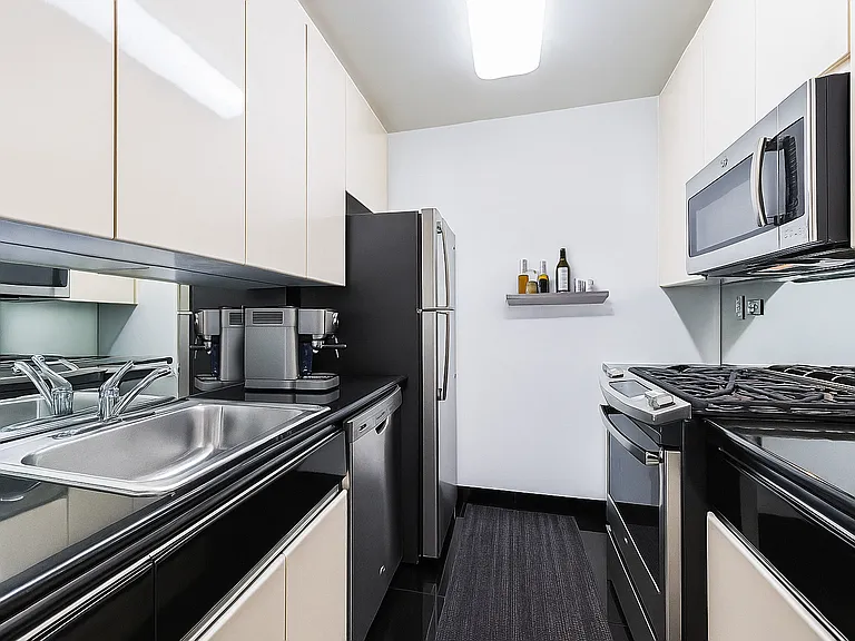 525 E 72nd St #18D — Photo 4