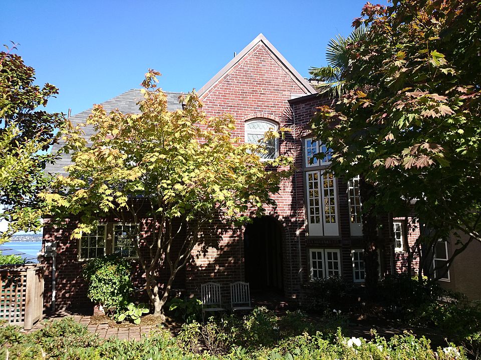 2nd image of 3128 E Laurelhurst Dr NE