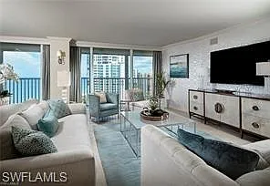 3 bed, 3.0 bath, 2520 sqft, $24,000 — Photo 4