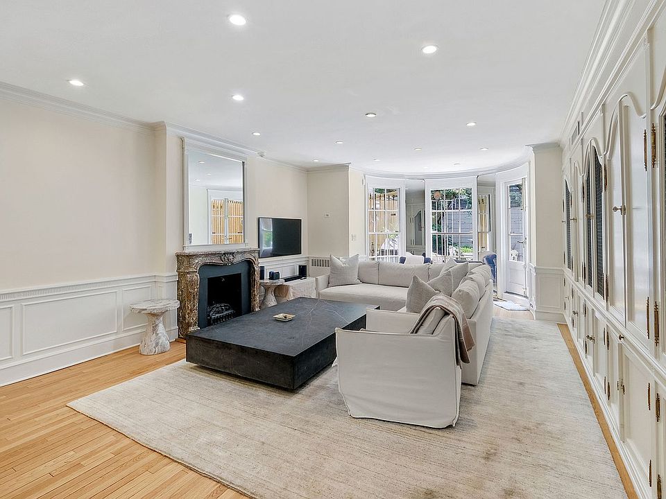 1st image of 126 E 61st St #1