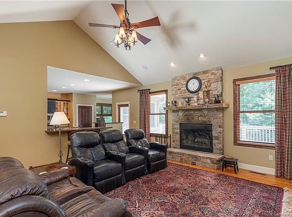 5th image of 727 Greenwood Dr