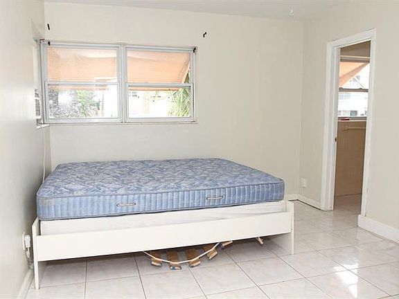 3rd image of 728 SE 19th Ave #1
