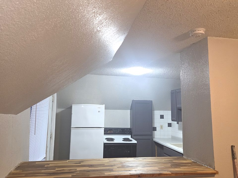 1st image of 924 Rose Ave E #1