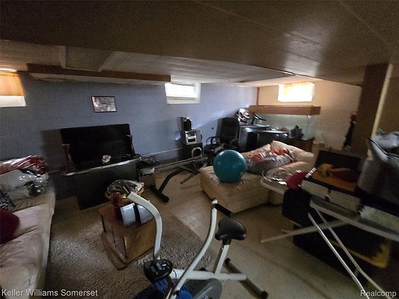 5th image of 15860 Sorrento St