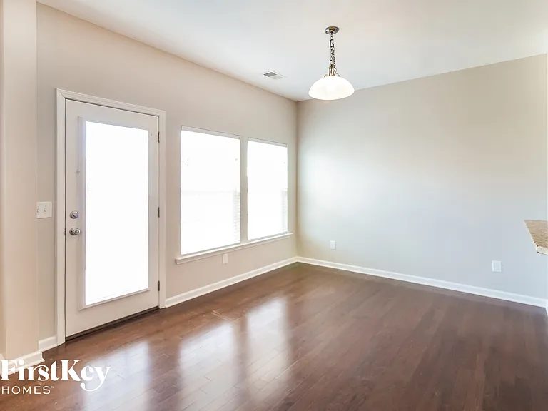 208 Longford Dr — Photo 5