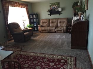 525 E Vine St, Farmington, IL 61531