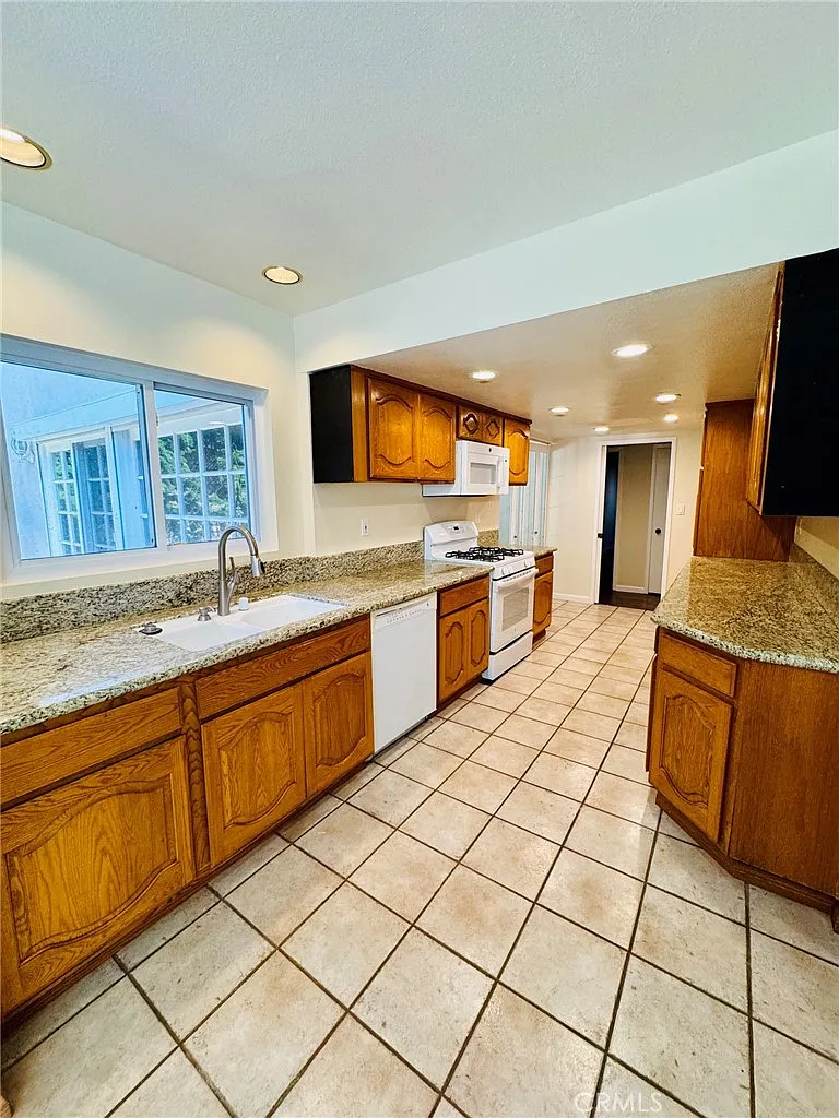 4 bed, 2705 sqft, $5,995 — Photo 3