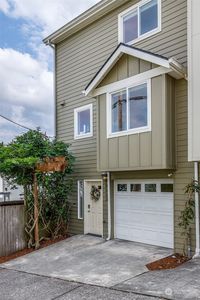 938 N 35th Street #B, Seattle, WA, 98103