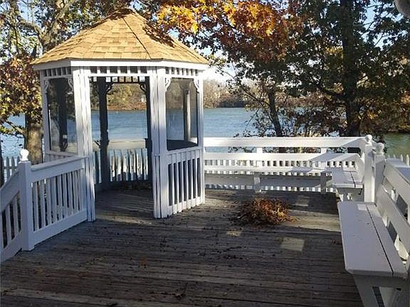 3rd image of 146 Lakeview Dr