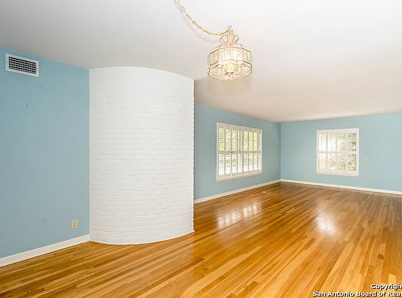 4th image of 439 Oak Glen Dr