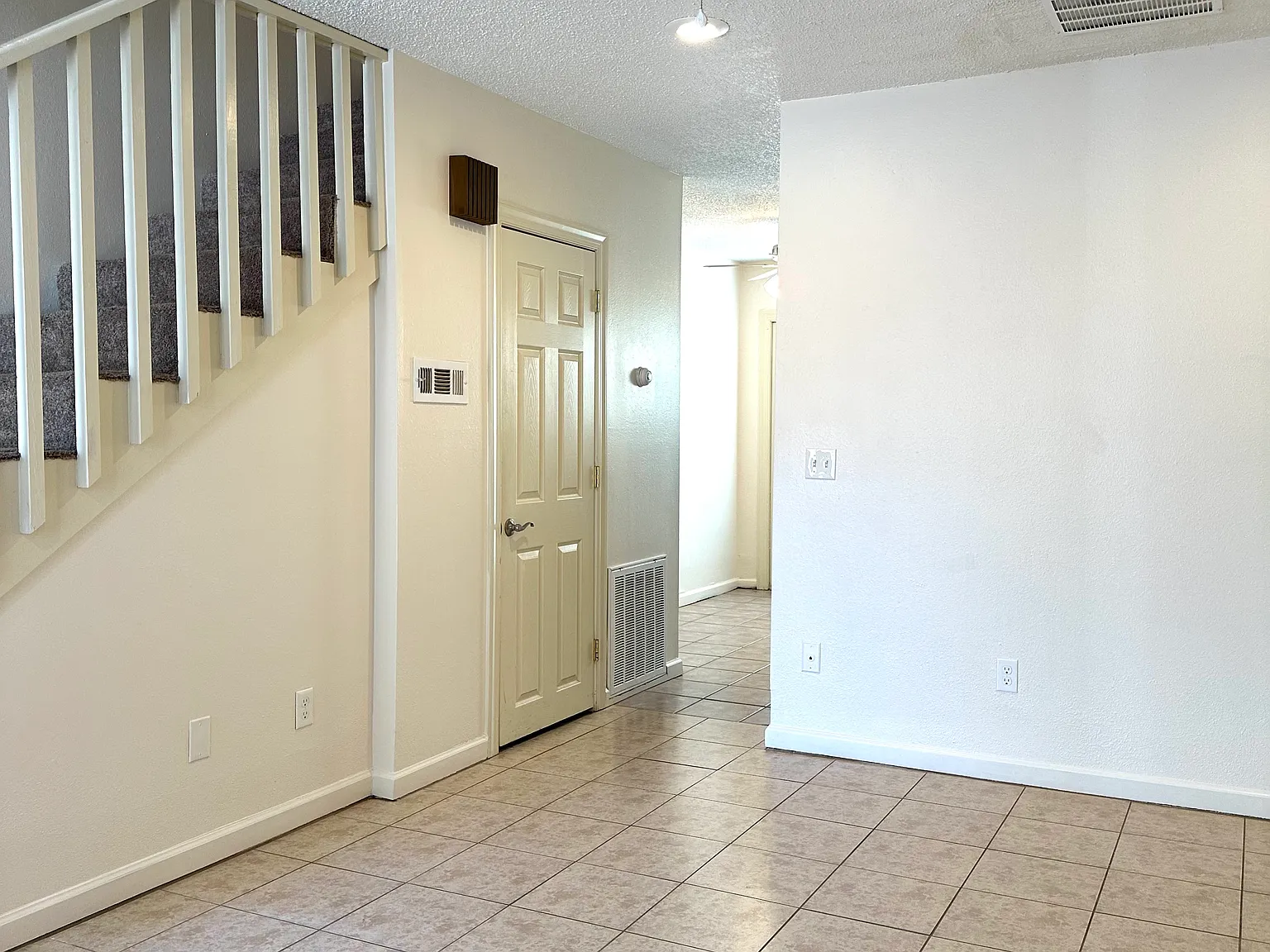 2 bed, 900 sqft, $1,150 — Photo 3