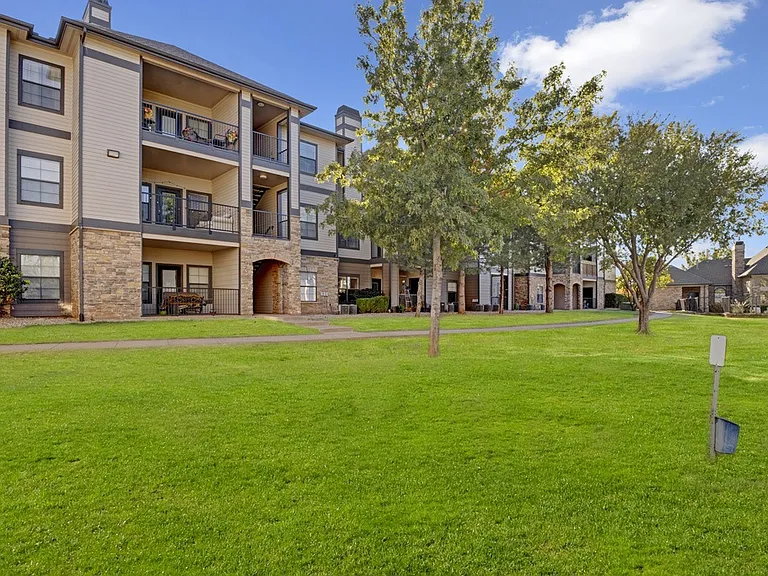 Stoneleigh on May Apartment Homes — Photo 17