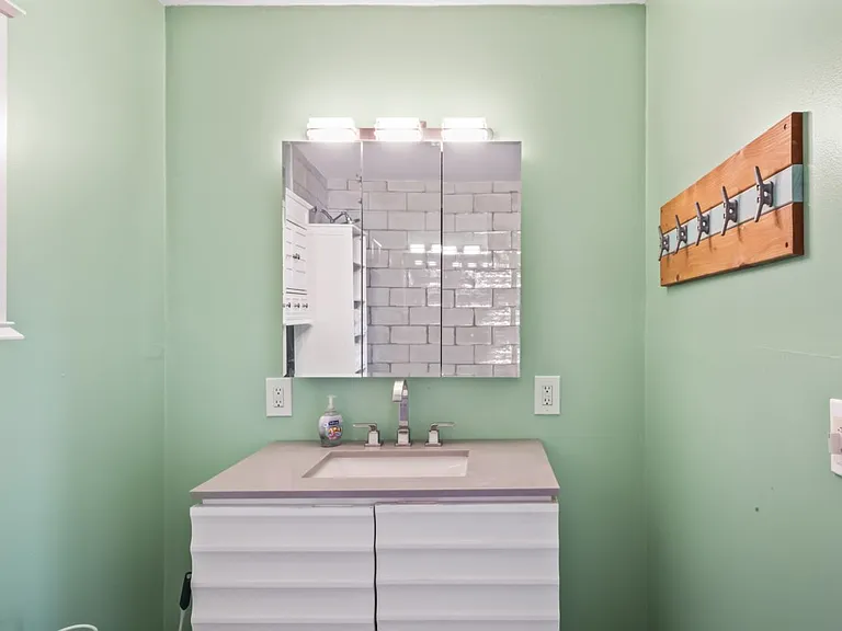 7518 Astor Dr — Photo 2