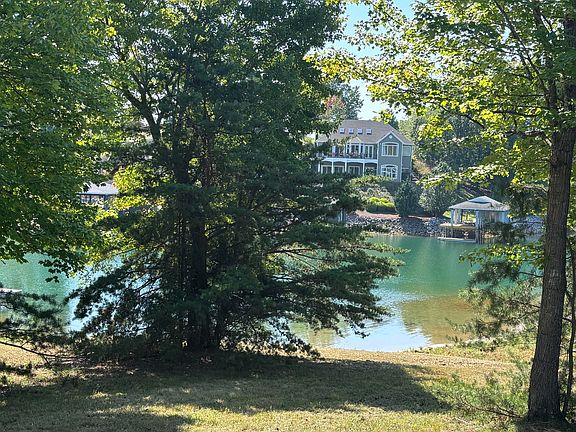 4th image of 26 Compass Cove Cir