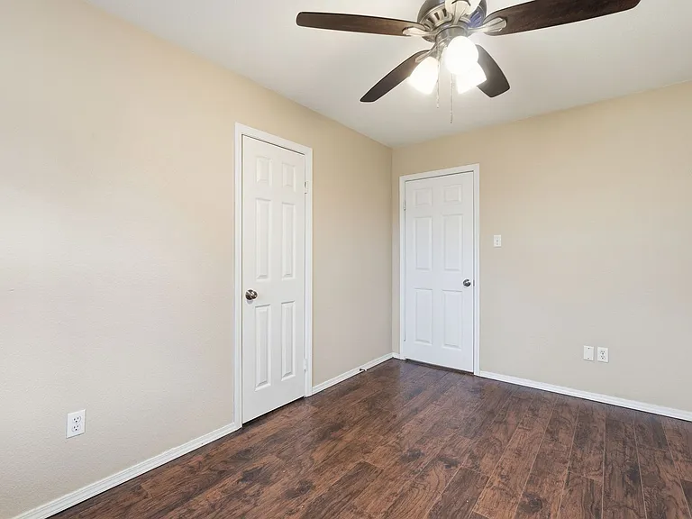 909 Essex St — Photo 13