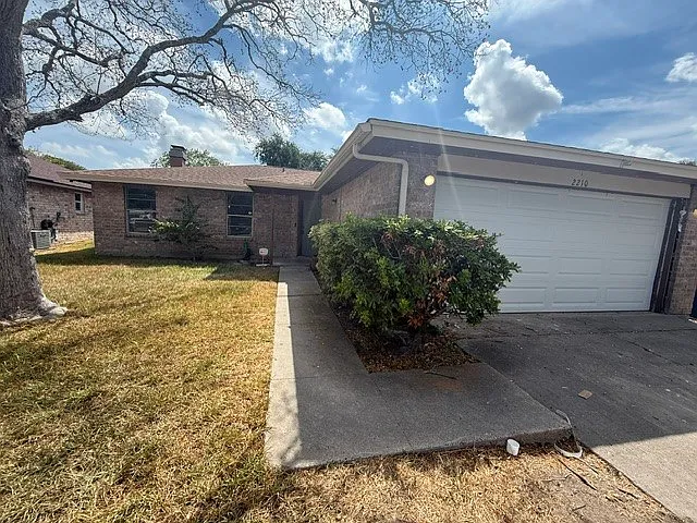 2210 Meadowglen Dr