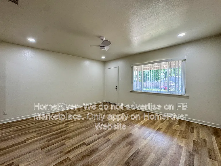 2336 Darwin St — Photo 3