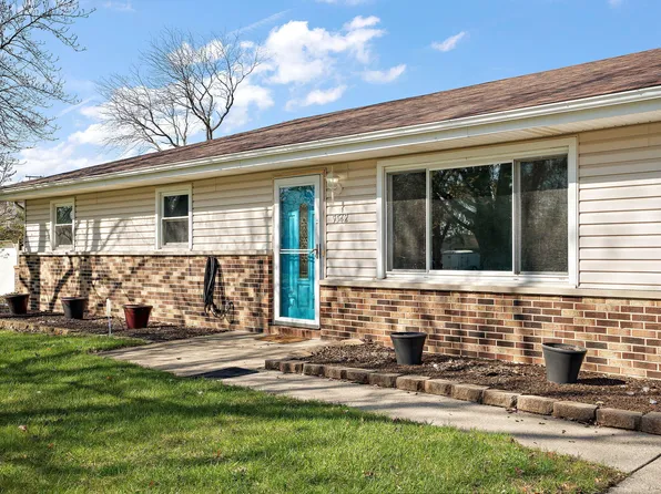 9542 Roosevelt Pl, Crown Point, IN 46307