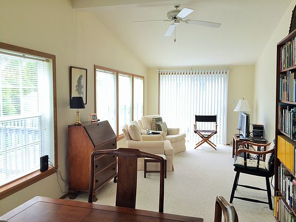  Family Rm w/deck access