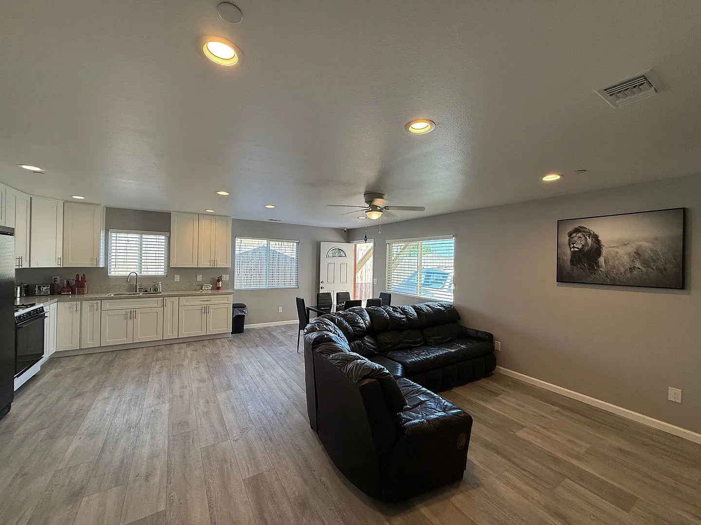 Gorgeous Furnished 3 Bedroom 2 Bath home — Photo 3