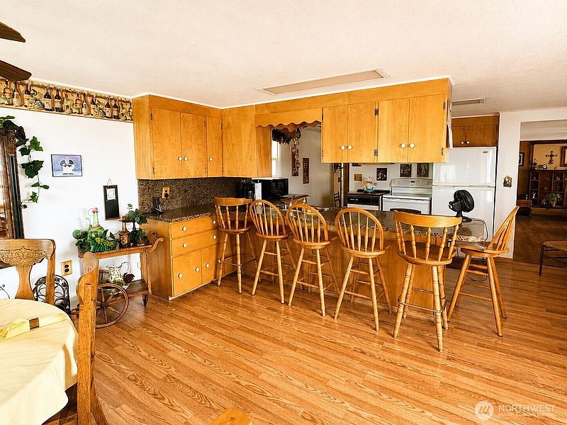 4th image of 7 River Road W