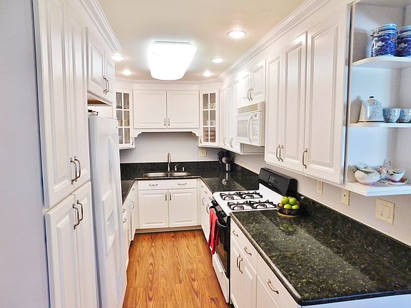 3rd image of 497 El Molino Ave Unit 207