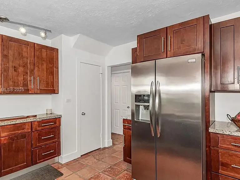 309 Bird Rd — Photo 8