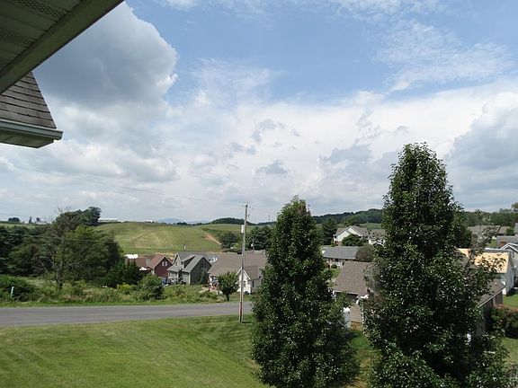 3rd image of 107 Carriage Dr