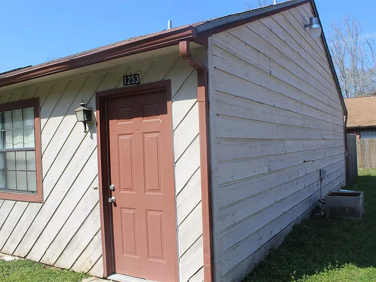 1253 Continental Ct — Photo 1