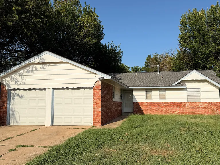 1004 Hampton Dr — Photo 1