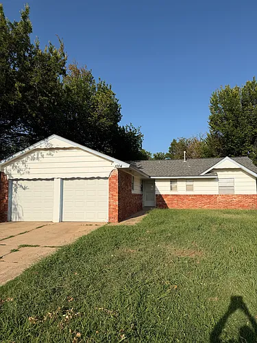 1004 Hampton Dr Photo 1