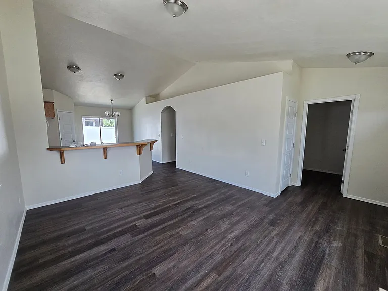 649 Clinton Dr — Photo 3