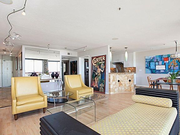 4th image of 2414 Front St #3X