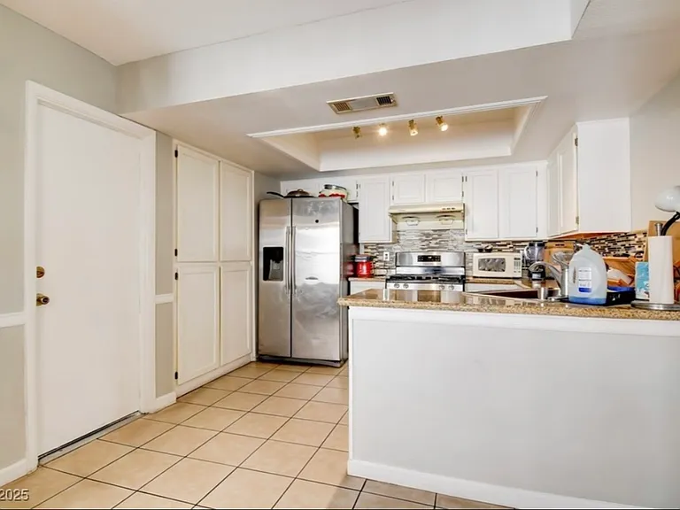 4053 Hazelridge Dr — Photo 7