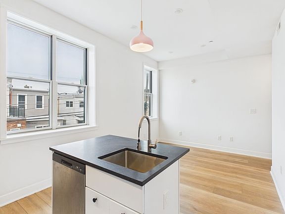 3rd image of 3148-52 Richmond St #2