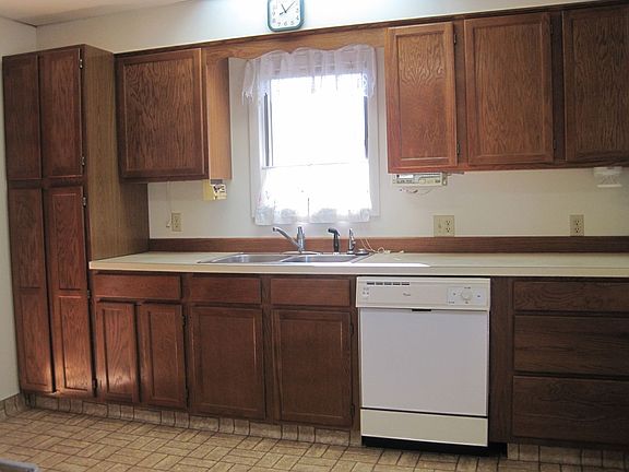 4th image of 819 Woodbury St