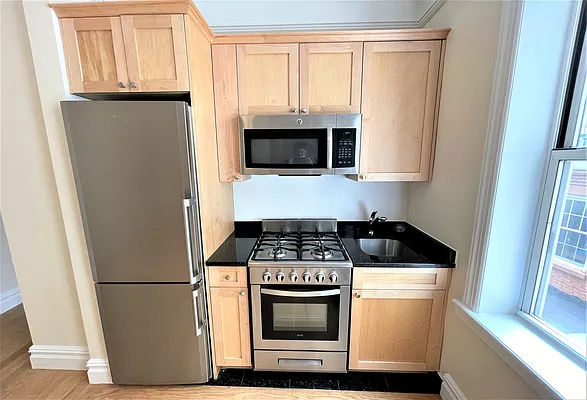 Rented by Manhattan Realty Group | media 16