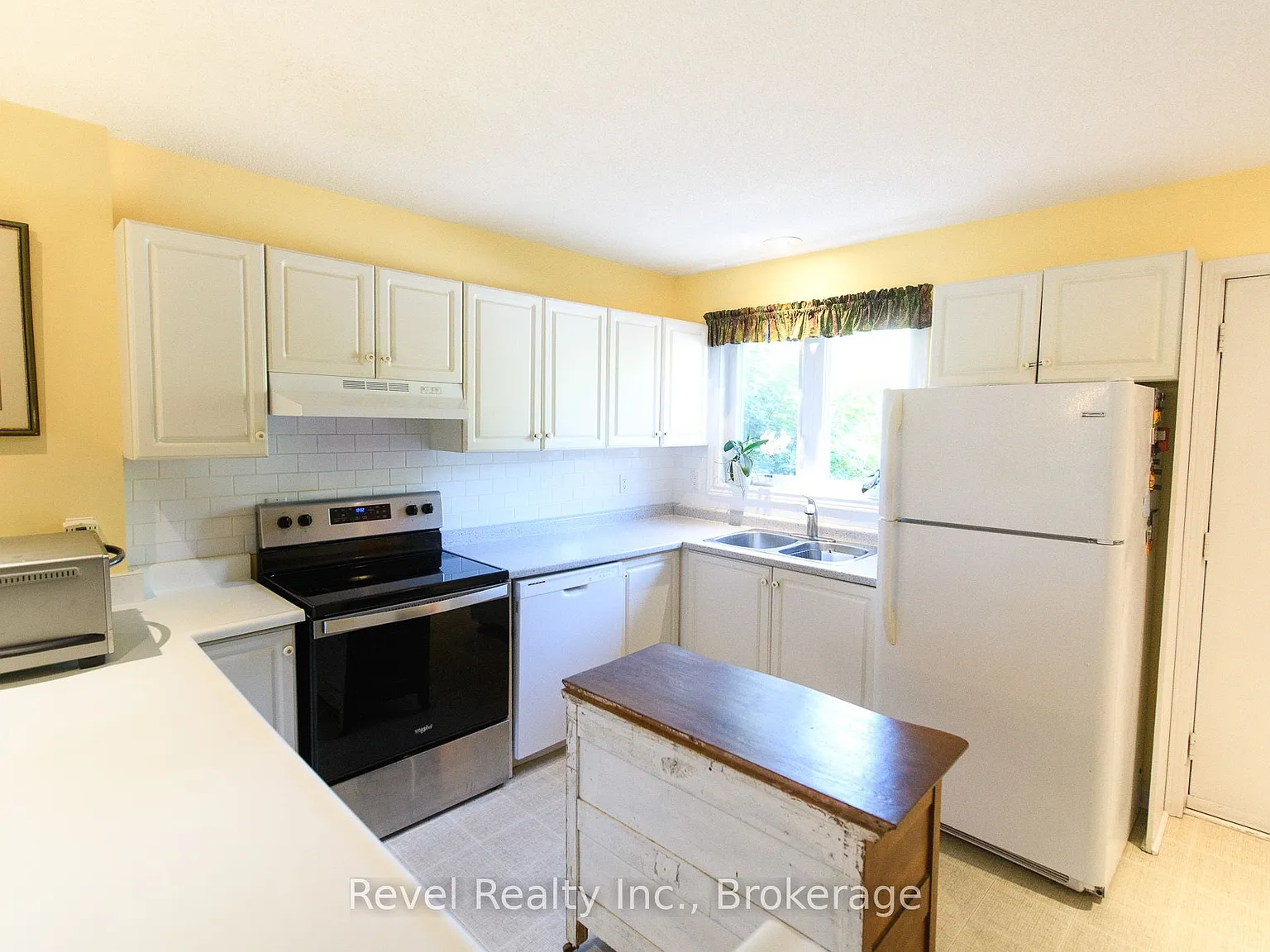 3 bed, $2,200 — Photo 2