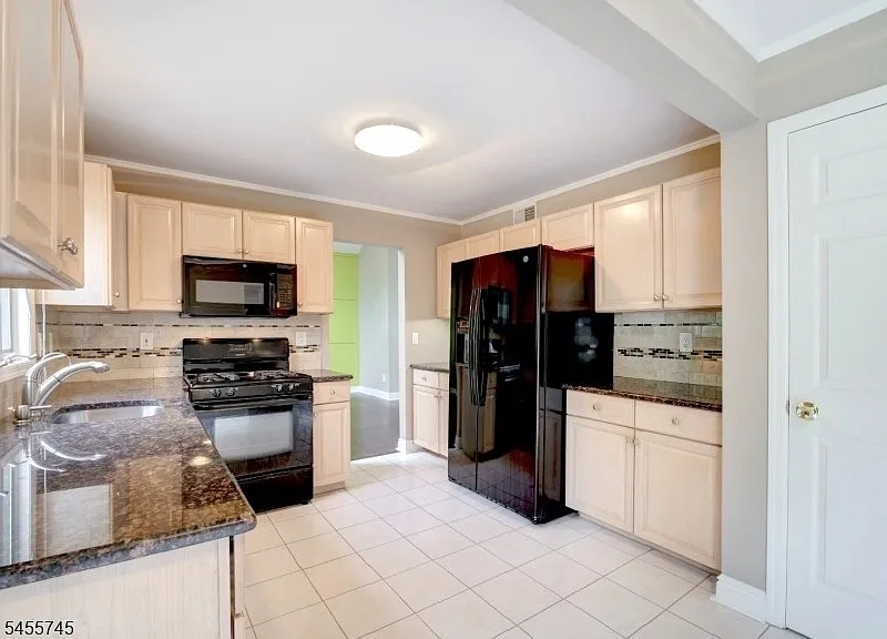 3 bed, 2.5 bath, $4,100 — Photo 4