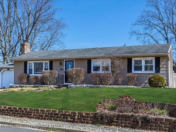3rd image of 319 Spruce Dr